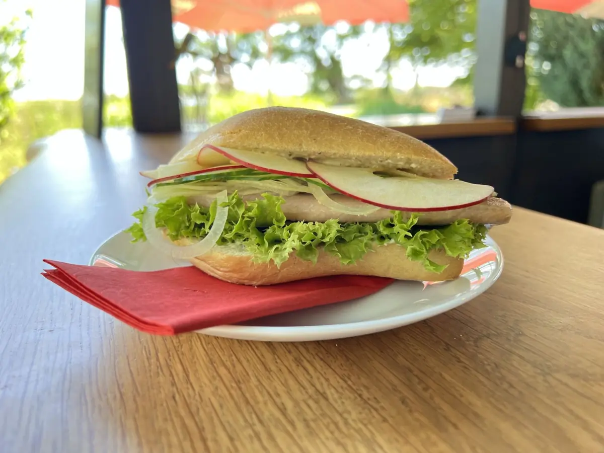 Fischbrötchen mit Salat, Zwiebeln und Apfel